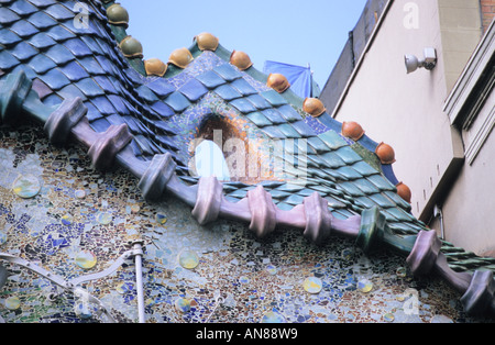 Dettagli sul tetto di Casa Batllo di Antonio Gaudì a Barcellona Eixample Catalogna Spagna Foto Stock