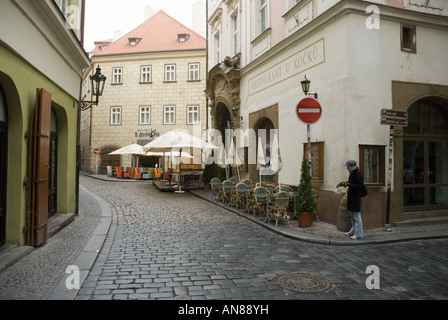 Un quasi deserte street vicino al vecchio quartiere di Praga, Repubblica Ceca. Foto Stock