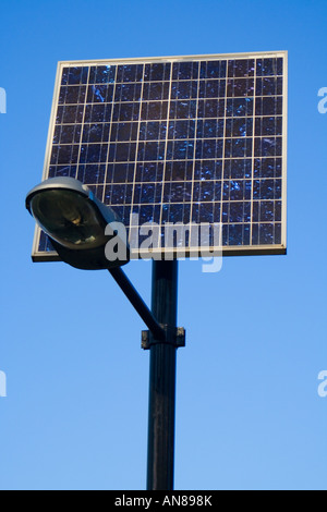 Via la luce alimentata da un pannello solare. Foto Stock