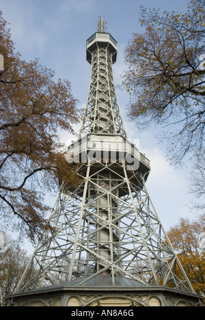 Petrin Hill torre di osservazione a Praga, Repubblica Ceca. Foto Stock