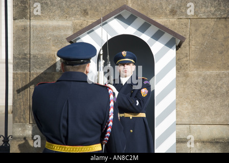 Cerimonia del cambio della guardia al di fuori del Castello di Praga in Praga, Repubblica Ceca. Foto Stock