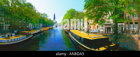 Paesi Bassi Amsterdam barche lungo il canale Pinsengracht Giordania Area vicino alla chiesa Westerkerk Foto Stock