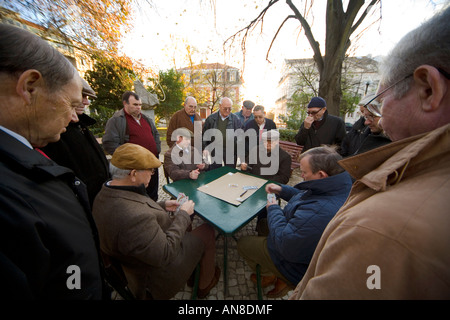 Lisbona portogallo gli uomini giocano a carte nel Parque Mayer come gli altri stanno a guardare Foto Stock