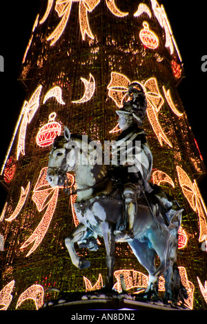 Lisbona portogallo statua equestre di Dom Jose il re portoghese al momento del terremoto nel 1755 incorniciato da enormi artificial Foto Stock