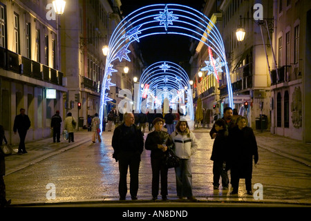 Lisbona portogallo le luci di Natale telaio passeggini serale in Praca de Dom Pedro IV Popolarmente conosciuta come Rossio e la città Foto Stock