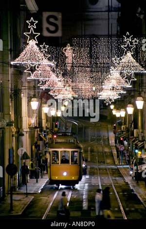 Lisbona portogallo le luci di Natale in Praca de Dom Pedro IV Popolarmente conosciuta come Rossio e la piazza principale di Torino nota stre Foto Stock