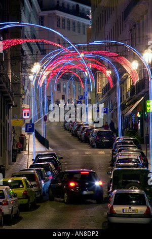 Lisbona portogallo le luci di Natale in Praca de Dom Pedro IV Popolarmente conosciuta come Rossio e la piazza principale di Torino Foto Stock