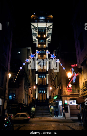 Lisbona portogallo le luci di Natale in Praca de Dom Pedro IV Popolarmente conosciuta come Rossio e la città s piazza principale in centro Foto Stock