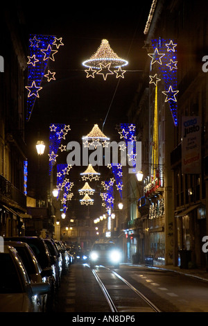 Lisbona portogallo le luci di Natale in Praca de Dom Pedro IV Popolarmente conosciuta come Rossio e la piazza principale di Torino Foto Stock