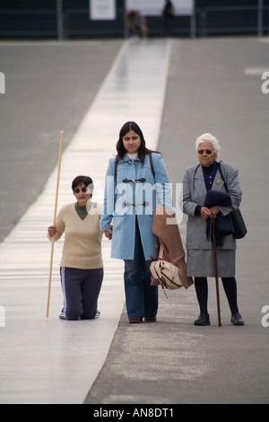 FATIMA IN PORTOGALLO Donna pellegrino religioso in questo famoso luogo di pellegrinaggio Lei sta camminando sulle sue ginocchia in penitenza Foto Stock