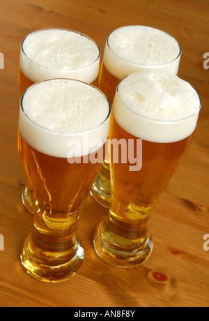 4 pinte di birra lager. Foto Stock