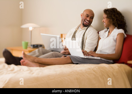 Coppia africano di ridere a letto Foto Stock