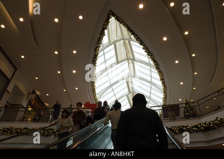 Il Portogallo Algarve Forum shopping center architettura e lucernari del tetto su escalator - finestra progettato in forma di barca da pesca Foto Stock