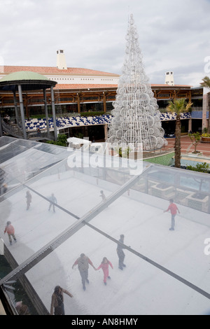 Il Portogallo Algarve albero di Natale e inverno pista di pattinaggio su ghiaccio al Forum Algarve shopping mall Faro Foto Stock