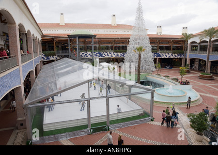 Il Portogallo Algarve albero di Natale e inverno pista di pattinaggio su ghiaccio al Forum Algarve shopping mall Faro Foto Stock