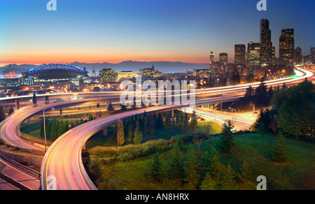 Le superstrade che conduce al centro di Seattle al tramonto Foto Stock