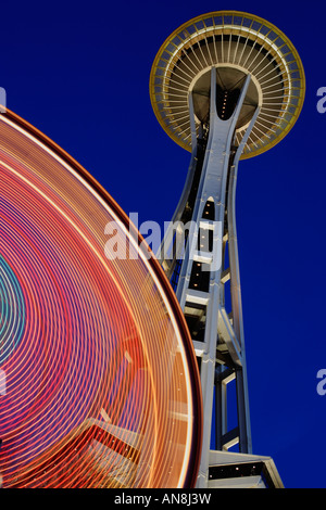 Lo Space Needle e ruota panoramica Ferris a Seattle il Centro della Scienza del Pacifico Foto Stock
