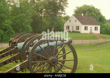 I cannoni e Dunker Chiesa, Antietam National Battlefield Sharpsburg, Maryland, Stati Uniti d'America Foto Stock
