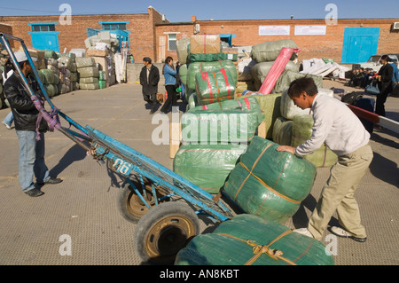 Mongolia Zamyn Uud stazione ferroviaria commercianti la movimentazione di merci Foto Stock