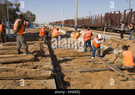 Mongolia Zamyn Uud stazione ferroviaria la gente al lavoro sui binari del treno Foto Stock