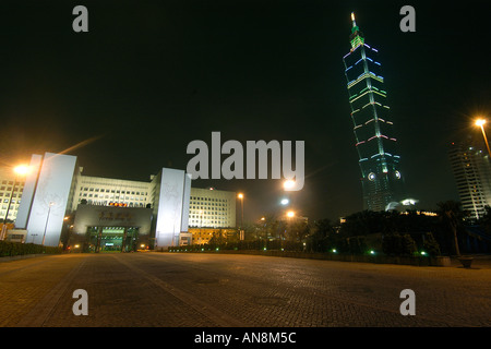 Taipei 101 mondo s più alto edificio nel 2005 illuminata di notte Taipei business district taiwan repubblica popolare di Cina Foto Stock