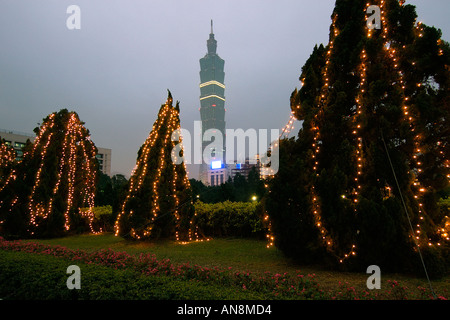 Taipei 101 mondo s più alto edificio nel 2005 con alberi di Natale in primo piano Taipei business district Taiwan Cina Foto Stock