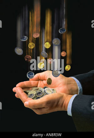 Le mani la cattura di monete europee Foto Stock
