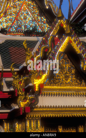 Wat Po tetti tempio con chofas e scintillante scintillante embedded pietre e cristalli, Bangkok, Thailandia Foto Stock