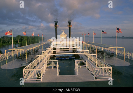 Stati Uniti Tennessee una vista della parte superiore dei ponti del piroscafo pedalo' American regina sul fiume Tennessee in mattina presto Foto Stock