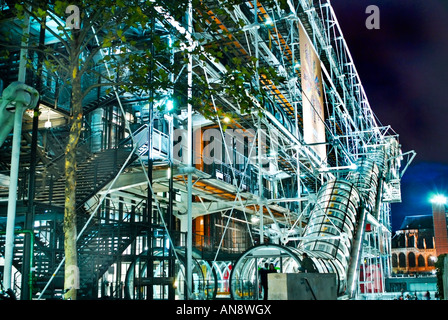 Parigi Francia, facciata esterna, Vista notturna della facciata il Centre Pompidou, Beaubourg, Museo d'Arte moderna, Credit: Rogers, piano, design dell'edificio 1970s Foto Stock