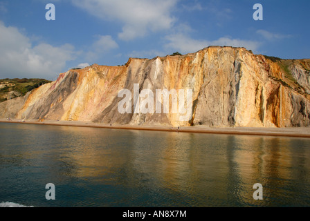 Alum Bay è famosa per le sue variegate scogliere di sabbia colorata presso The Needles sull'Isola di Wight in Gran Bretagna. Foto Stock
