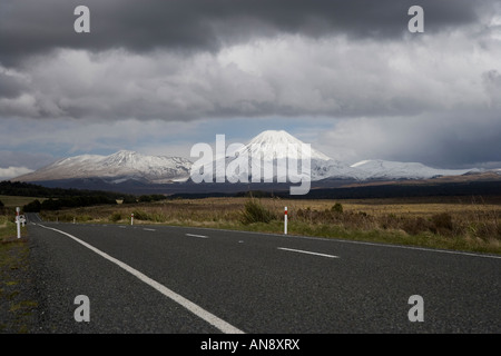 Vista di una coperta di neve monte Vulcano Ngauruhoe presi dalla strada nel deserto, Nuova Zelanda Foto Stock