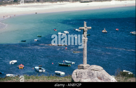 Una pietra in granito cross affacciato sulla spiaggia di Langosteira vicino a Fisterra in Galizia Spagna settentrionale Foto Stock