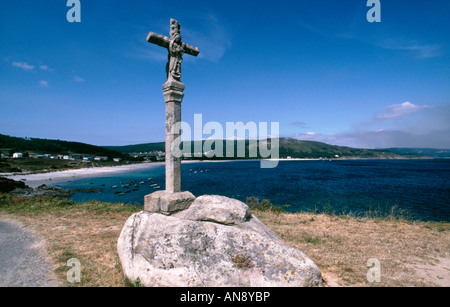 Una pietra in granito cross affacciato sulla spiaggia di Langosteira vicino a Fisterra in Galizia Spagna settentrionale Foto Stock