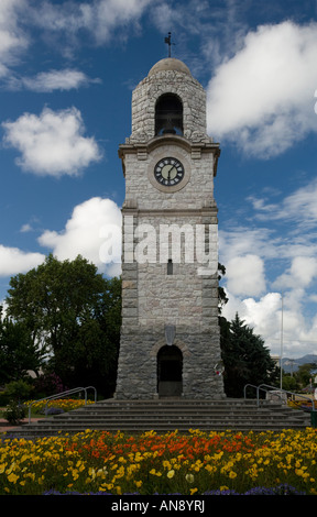 Un memoriale di guerra clocktower in Seymour Square Gardens, Blenheim, Marlborough, Nuova Zelanda Foto Stock