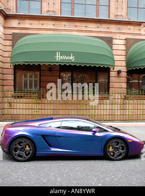 Blu porpora high performance auto parcheggiate al di fuori di Harrods a Londra Foto Stock