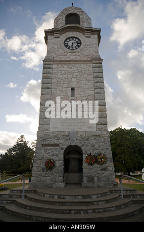 Un memoriale di guerra clocktower in Seymour Square Gardens, Blenheim, Marlborough, Nuova Zelanda Foto Stock