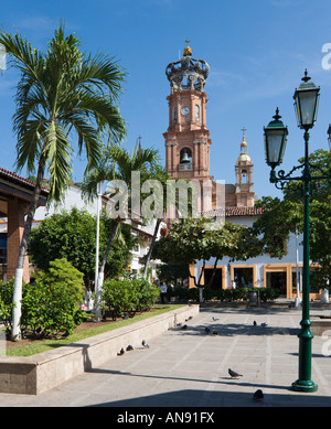 Cattedrale di Nostra Signora di Guadalupe dalla piazza principale (Plaza Principal), la Città Vecchia, Puerto Vallarta, Jalisco, Messico Foto Stock