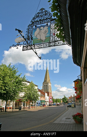 L'insegna della Three Swans Public House su High Street Market Harborough Foto Stock