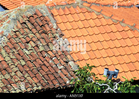 Vecchie e nuove piastrelle di terracotta incontrarsi su un tetto a Kavala s old town. Foto Stock
