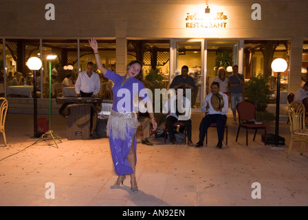 Egitto danzatrice del ventre intrattiene al Movenpick Jolie Ville hotel Isola di coccodrillo del Nilo a Luxor Foto Stock