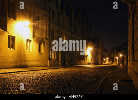 Merton Street e il College di notte, Oxford, Regno Unito Foto Stock