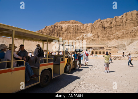 In Egitto i turisti presi dalla strada treno dal parcheggio dei pullman al Tempio di Hatshepsut nei pressi di Luxor Foto Stock