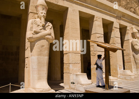 Egitto statue Hatshepsut nella forma di Osiride si affaccia sulla polizia armata guardia a questo ex attentato terroristico sito Foto Stock