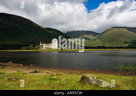 Il fascio di luce solare dalla tempesta di rottura illuminare Kilchurn Castle sul Loch Awe vicino Dalmally Scozia Scotland Foto Stock