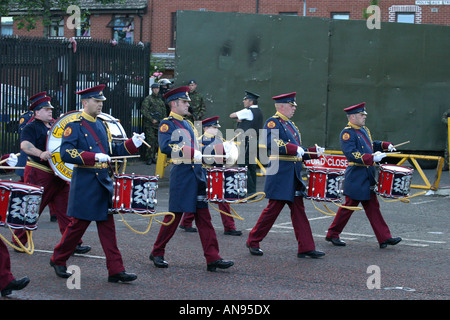 Lealisti marching band durante il corteo di protesta tour del Nord del nord belfast 18 giugno 2004 Foto Stock