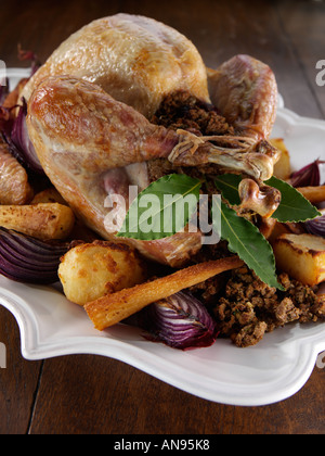 Il tacchino arrosto su un bianco piatto di portata con ripieni e verdure arrosto Foto Stock