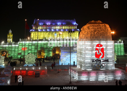 Una scultura di ghiaccio di Beijings porte della pace celeste del 2008 a Harbin International neve e ghiaccio Festival di Harbin Heilongjiang Foto Stock