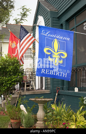 Bandiere patriottica appeso a New Orleans home un anno dopo l'uragano Katrina. Foto Stock