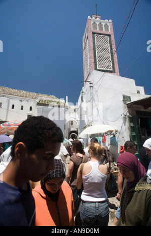 La folla in souk, Tetouan medina, Marocco Foto Stock